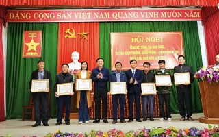 ông Nguyến Việt Cường   PCT UBND huyện Thạch Hà, trao bằng khen công nhận Thôn văn hóa năm 2024 cho 7 thôn của xã Hồng Lộc